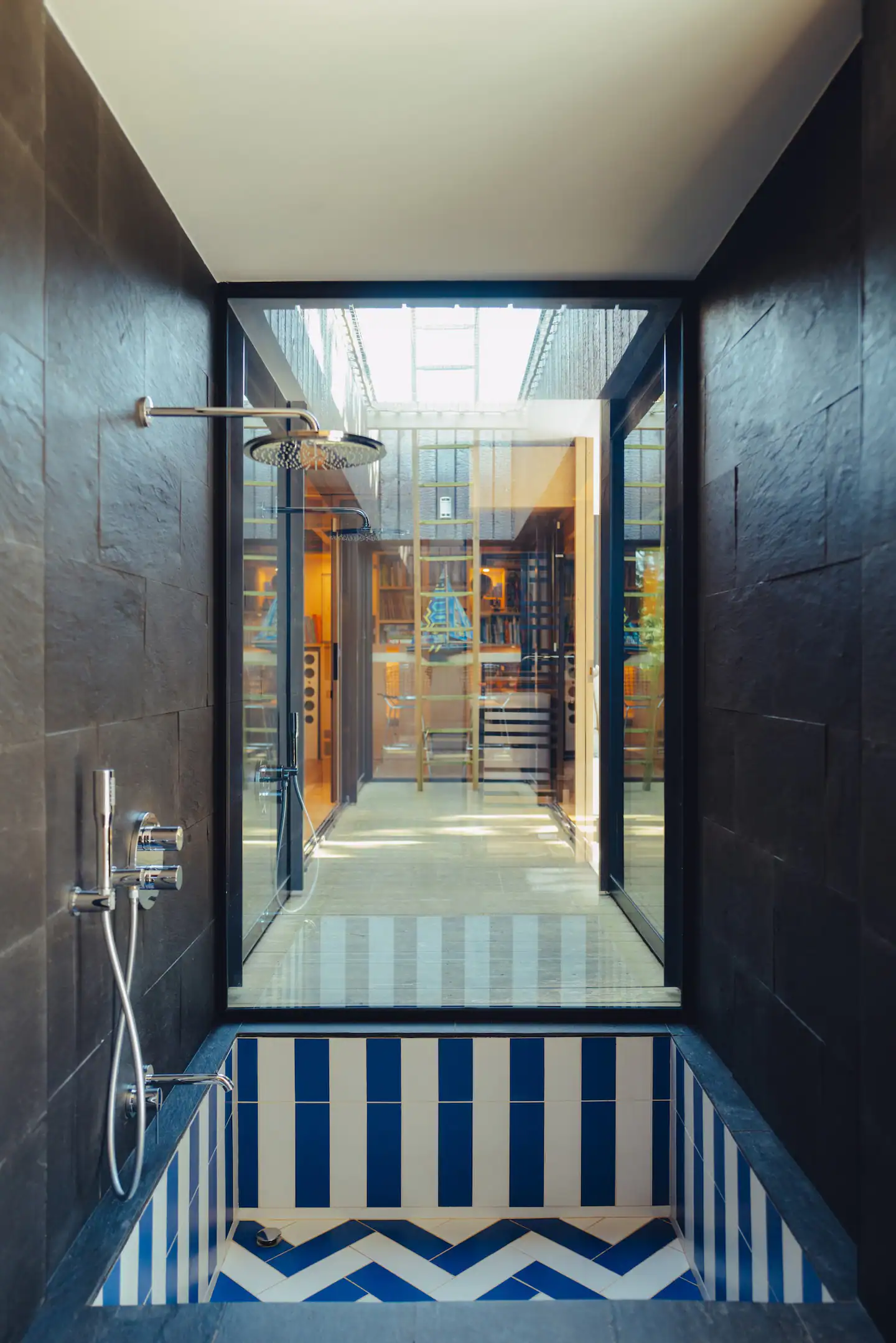 salle de bain baignoire encastrée au sol