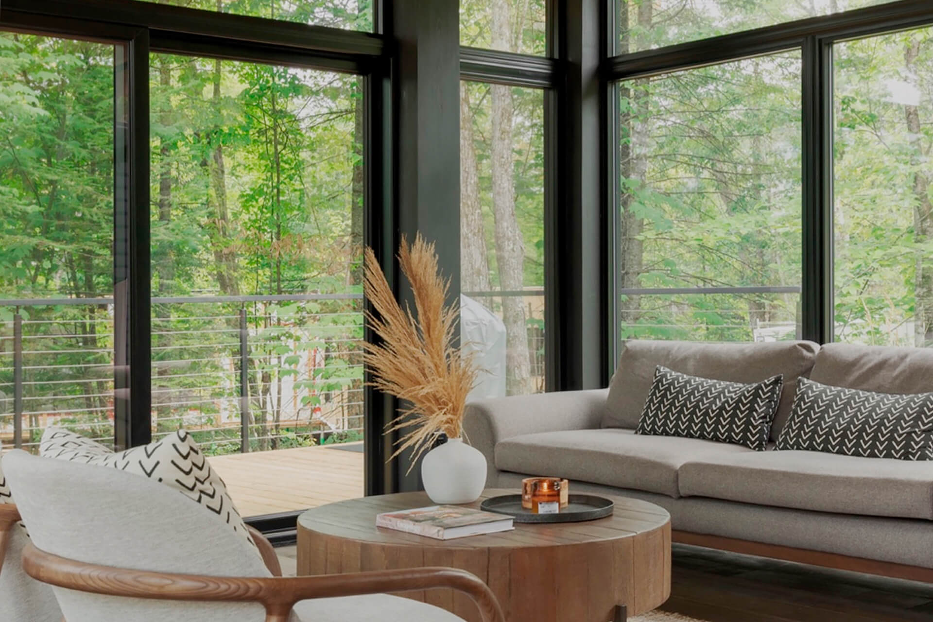 salon avec baies vitrées maison en bois Kabinhaus salon avec baies vitrées maison en bois Kabinhaus