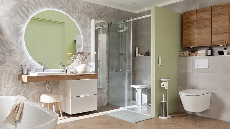 salle de bain avec douche et baignoire