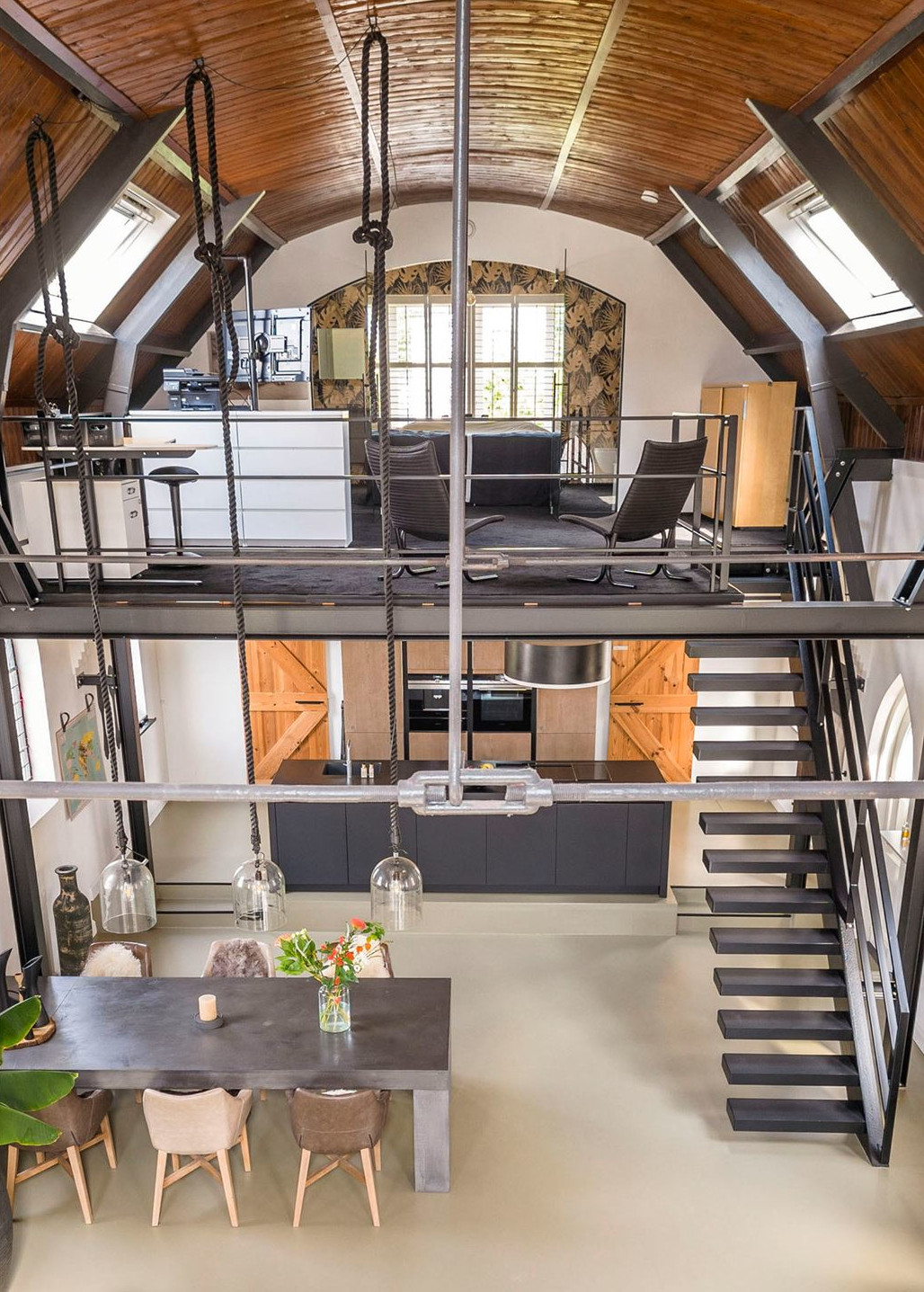 salon loft dans ancienne église avec mezzanine