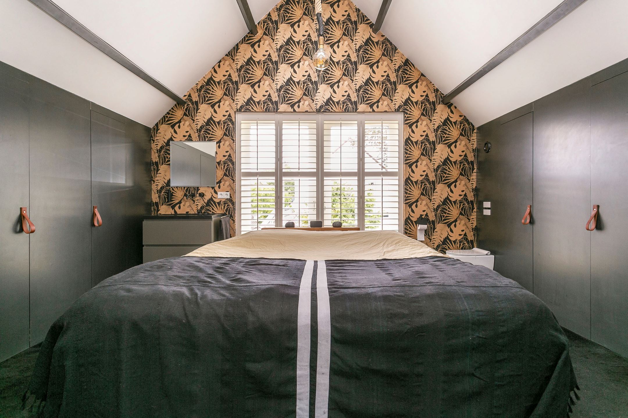 chambre mansardée avec placard et avec papier-peint