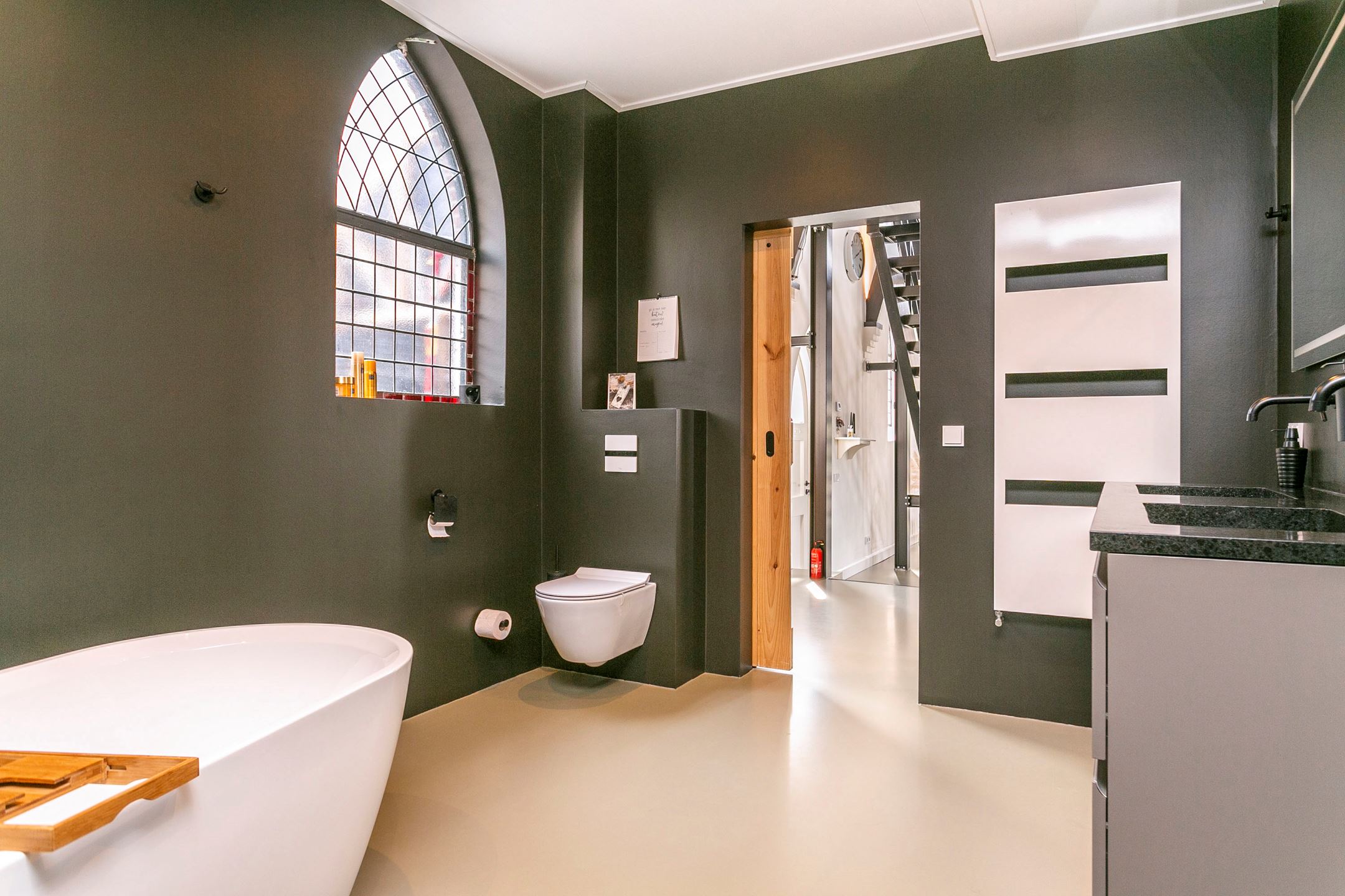 salle de bain loft dans ancienne église décoration design