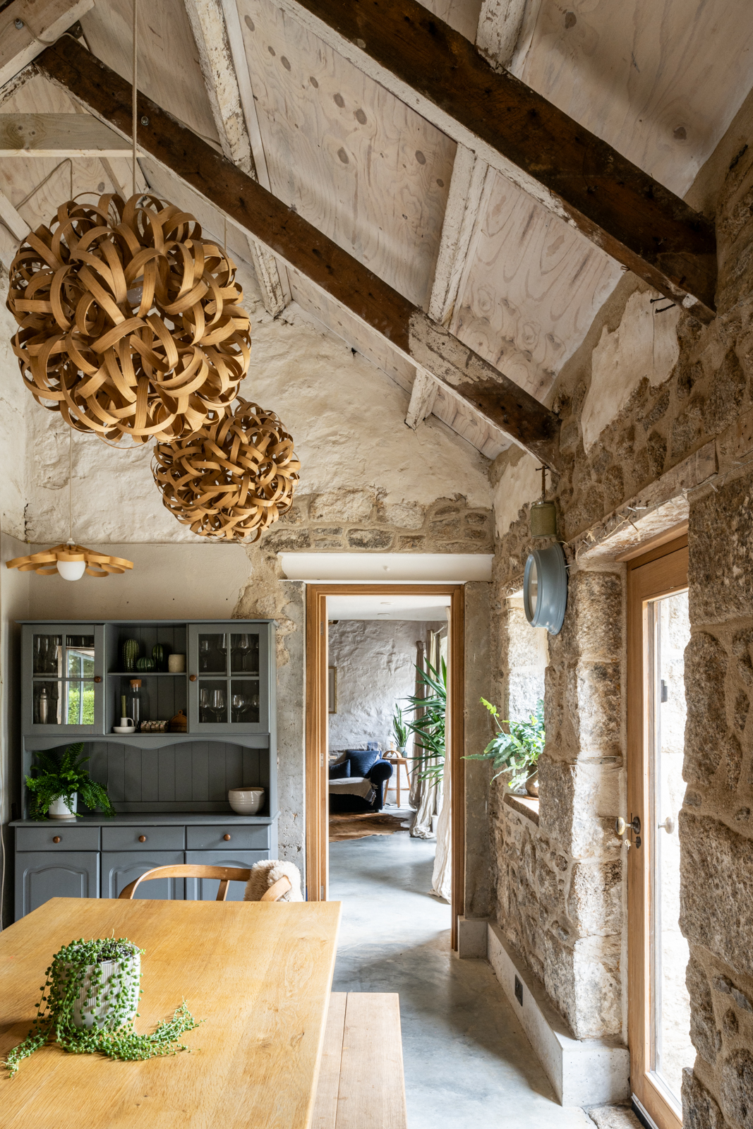 salon murs pierres 