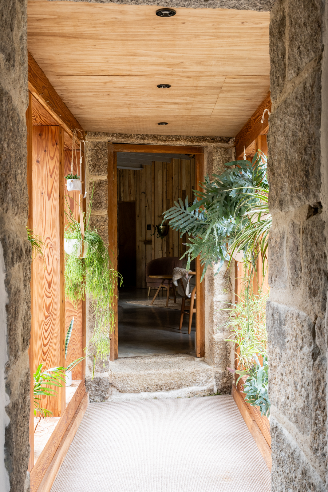 couloir murs en pierres