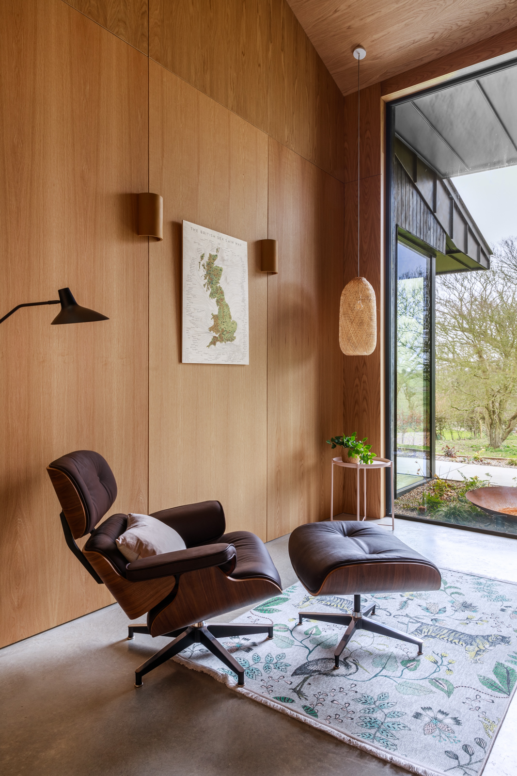 salon avec fauteuil lounge Eames maison contemporaine salon avec fauteuil lounge Eames maison contemporaine
