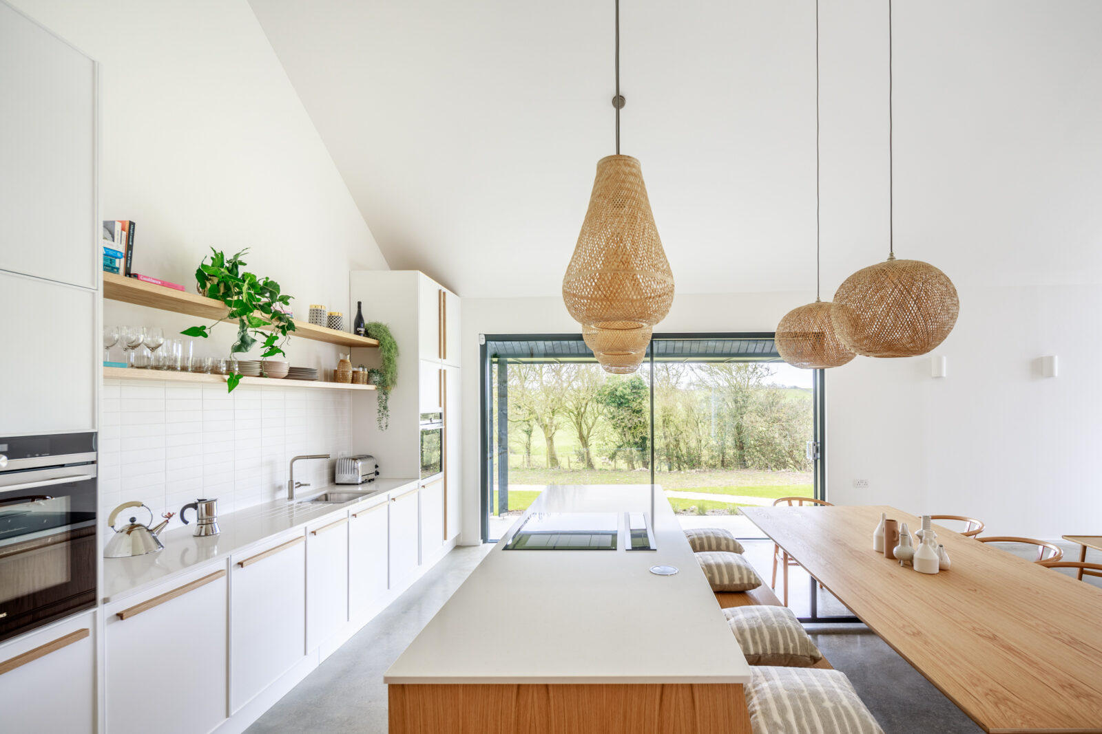 cuisine ouverte design blanche et bois cuisine ouverte design blanche et bois