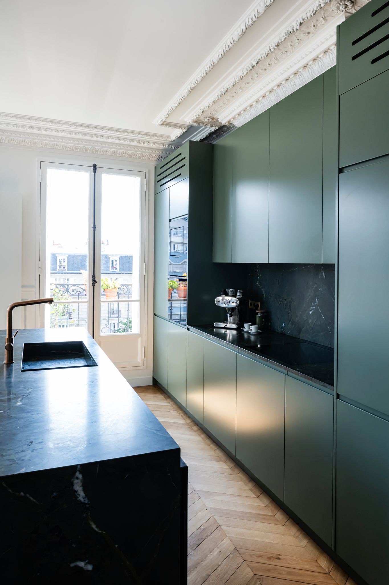 cuisine appartement haussmannien à Paris Photo : ©Julien Pepy cuisine appartement haussmannien à Paris Photo : ©Julien Pepy