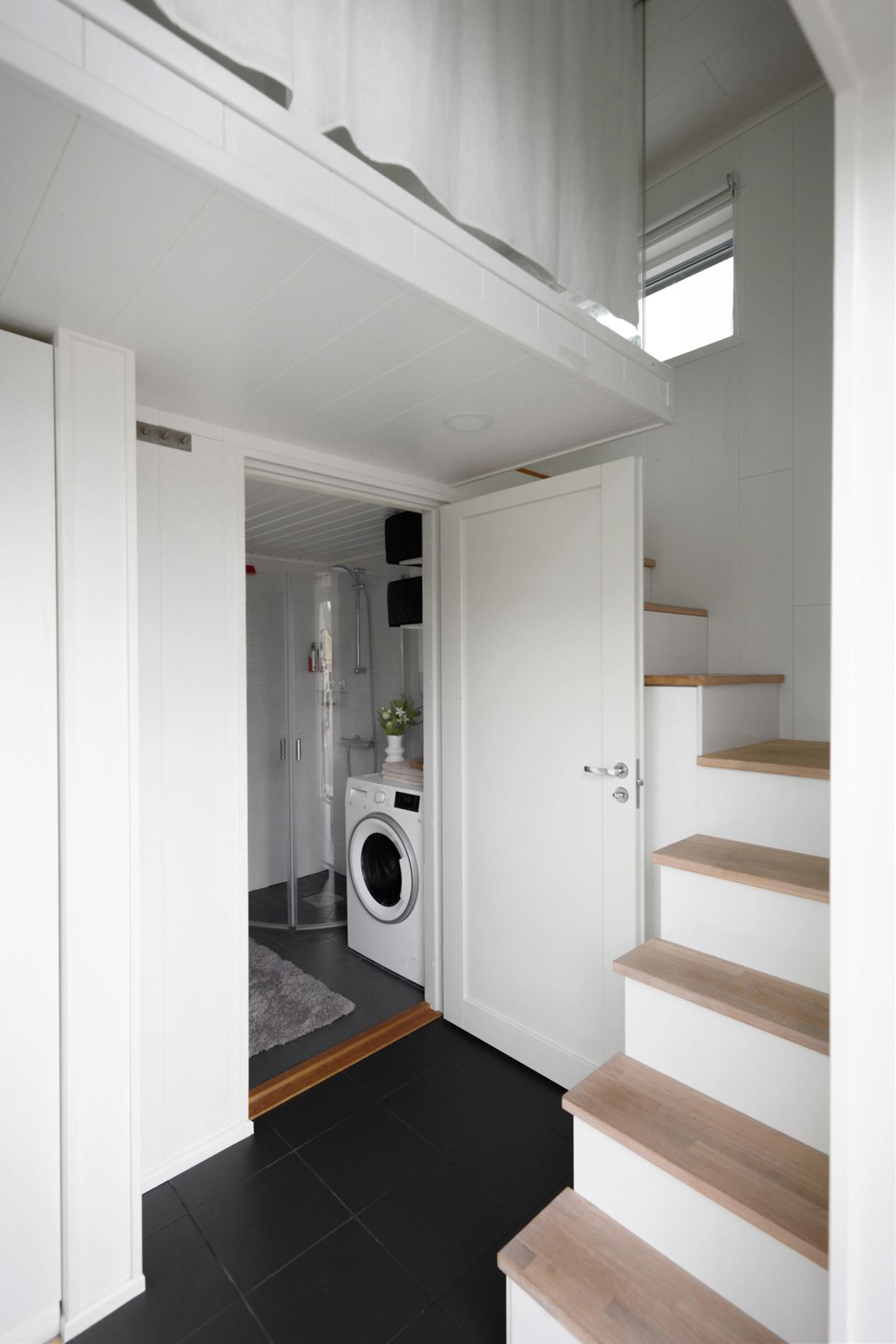salon avec escalier mini maison 22m2