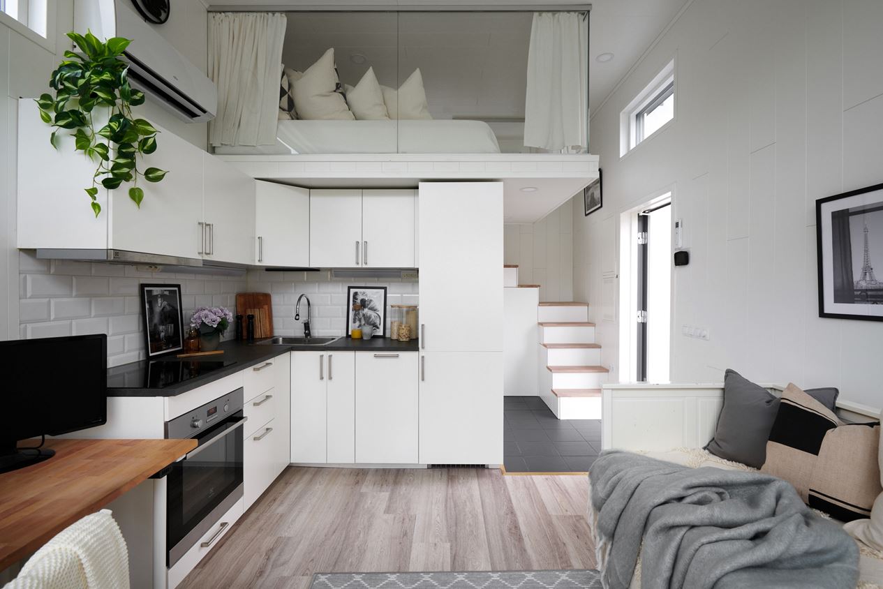 salon avec cuisine et mezzanine vitrée mini maison 22m2