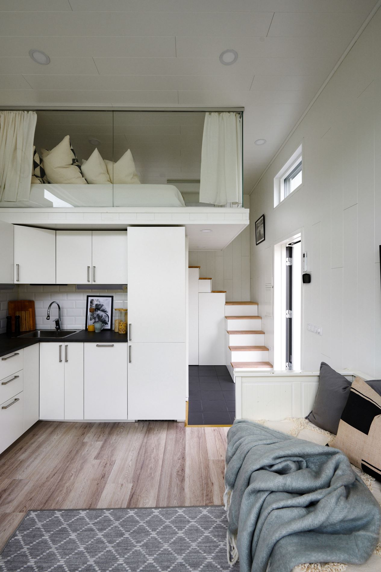 salon avec cuisine et mezzanine vitrée mini maison 22m2