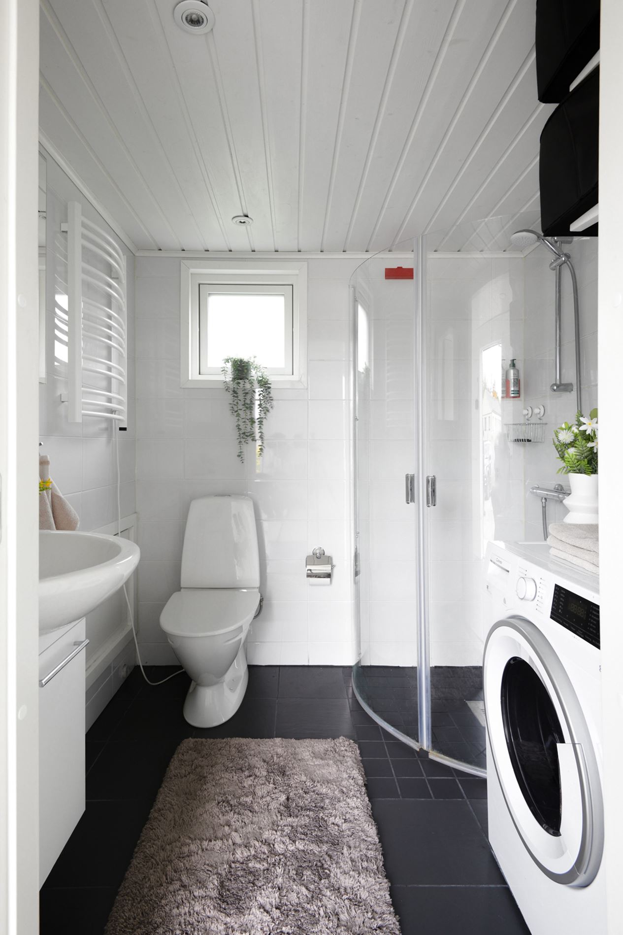 salle d'eau avec douche d'angle à l'italienne