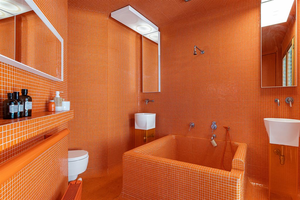 salle de bain carrelage intégral orange