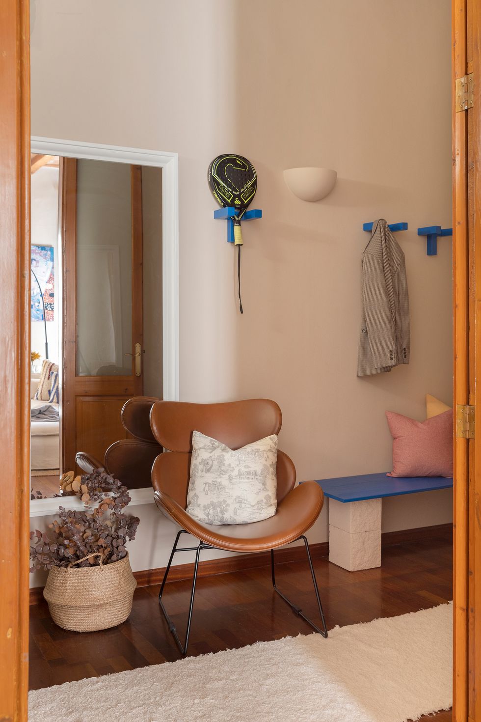 entrée avec banc et miroir entrée avec banc et miroir