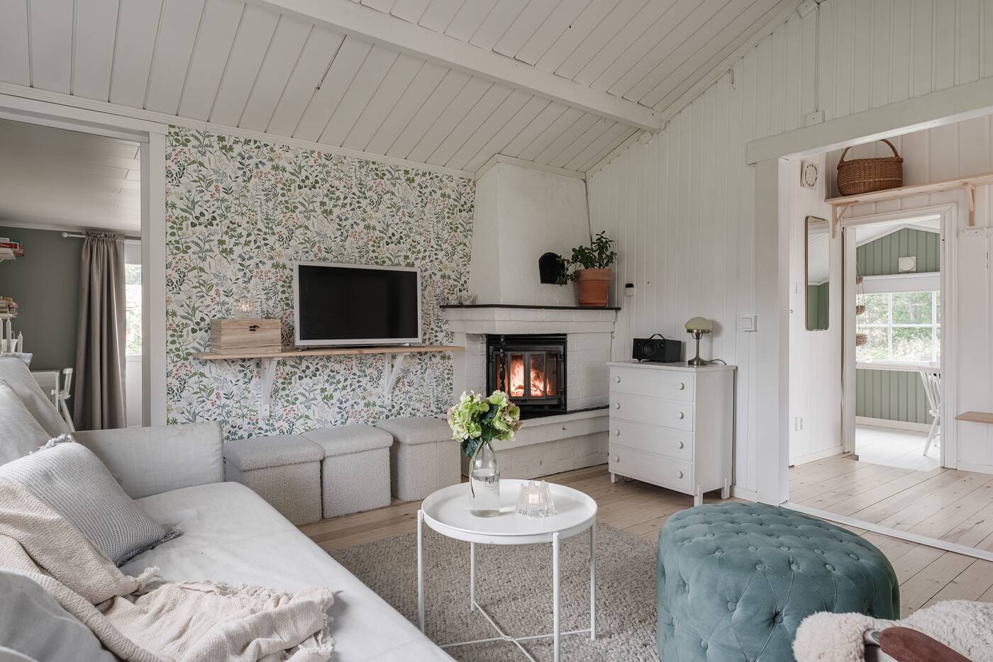 salon avec papier-peint fleuri décoration scandinave petite maison 41m2 salon avec papier-peint fleuri décoration scandinave petite maison 41m2