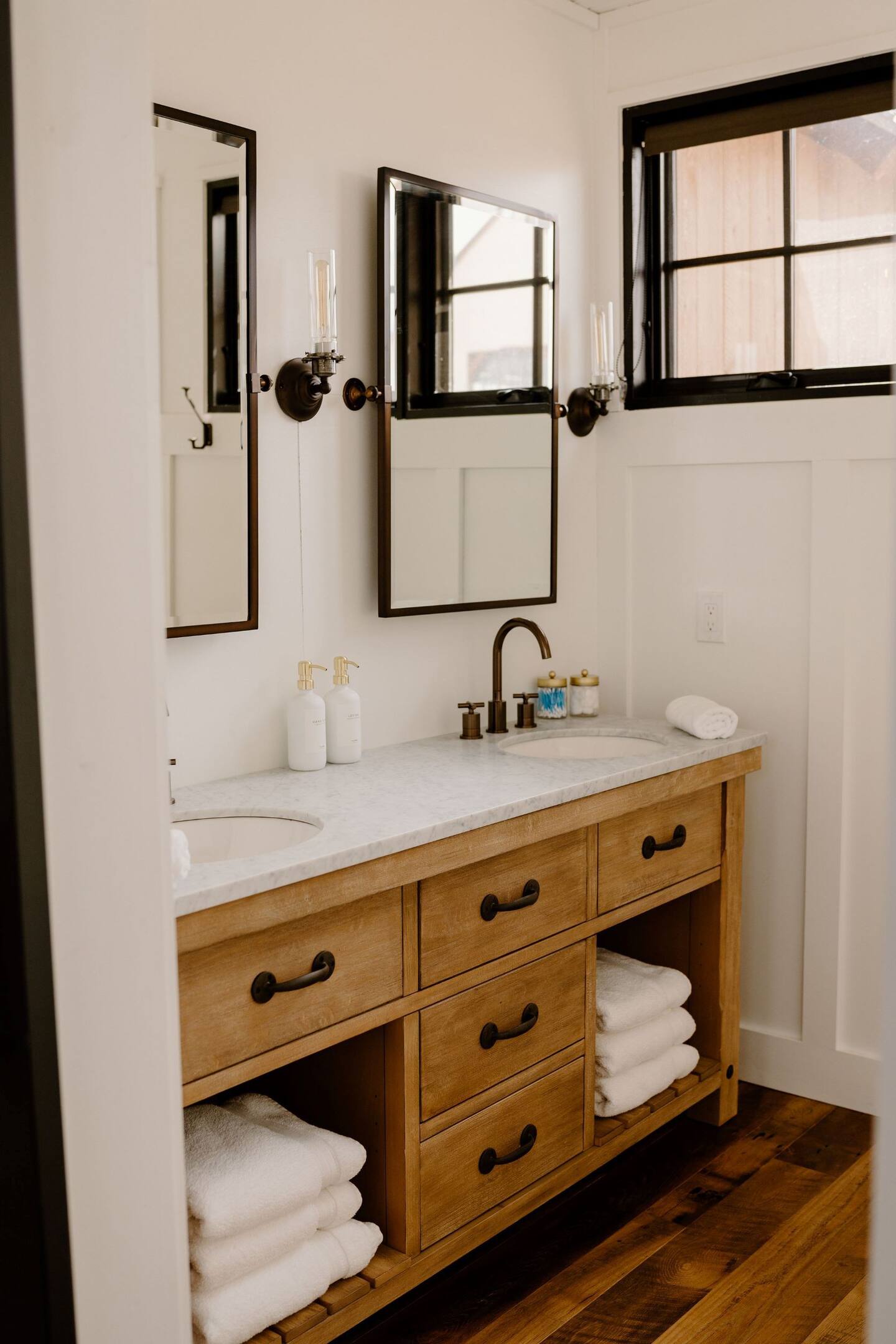 salle de bain bois noire et blanche