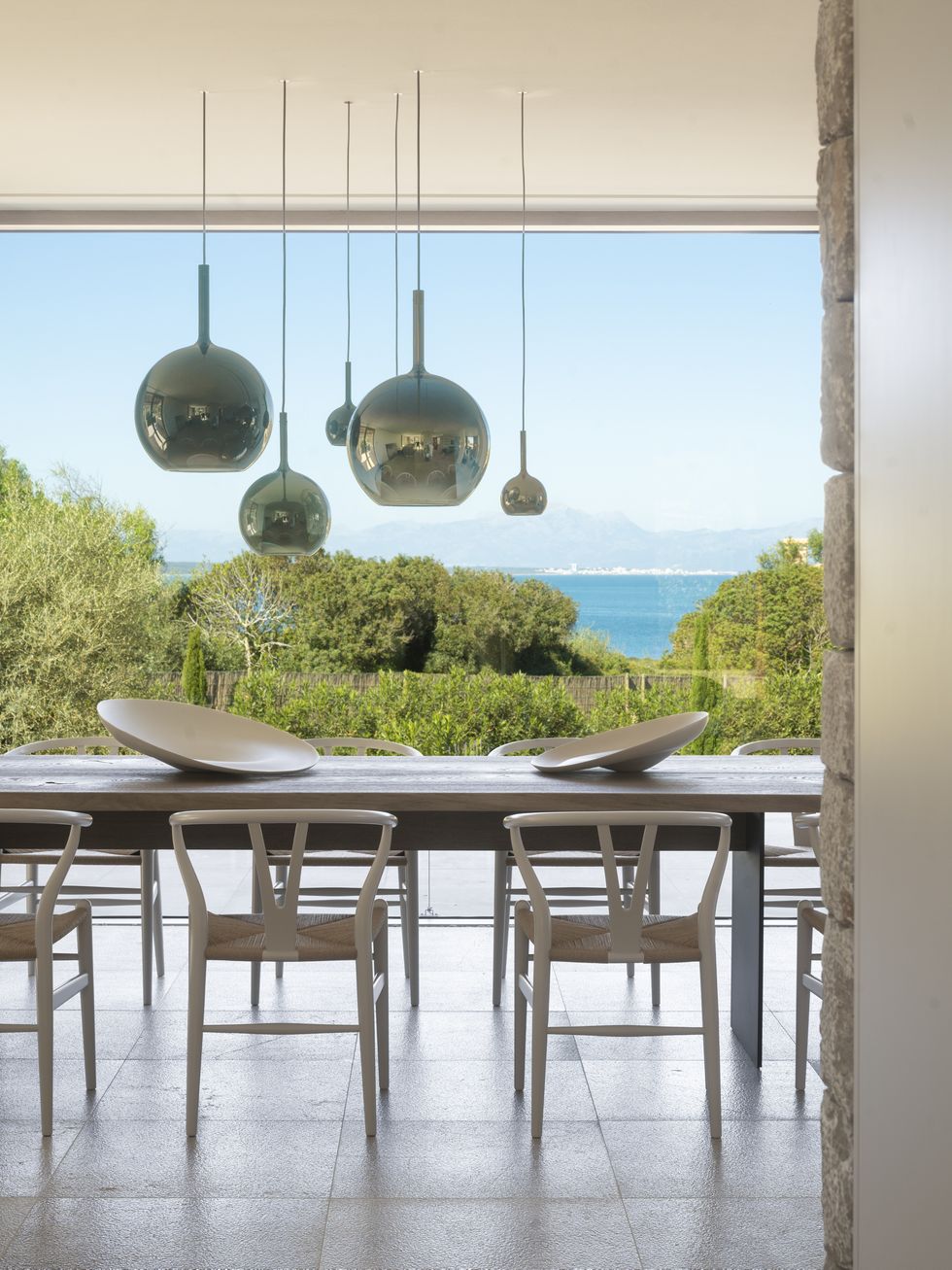 salle à manger décoration design vue mer