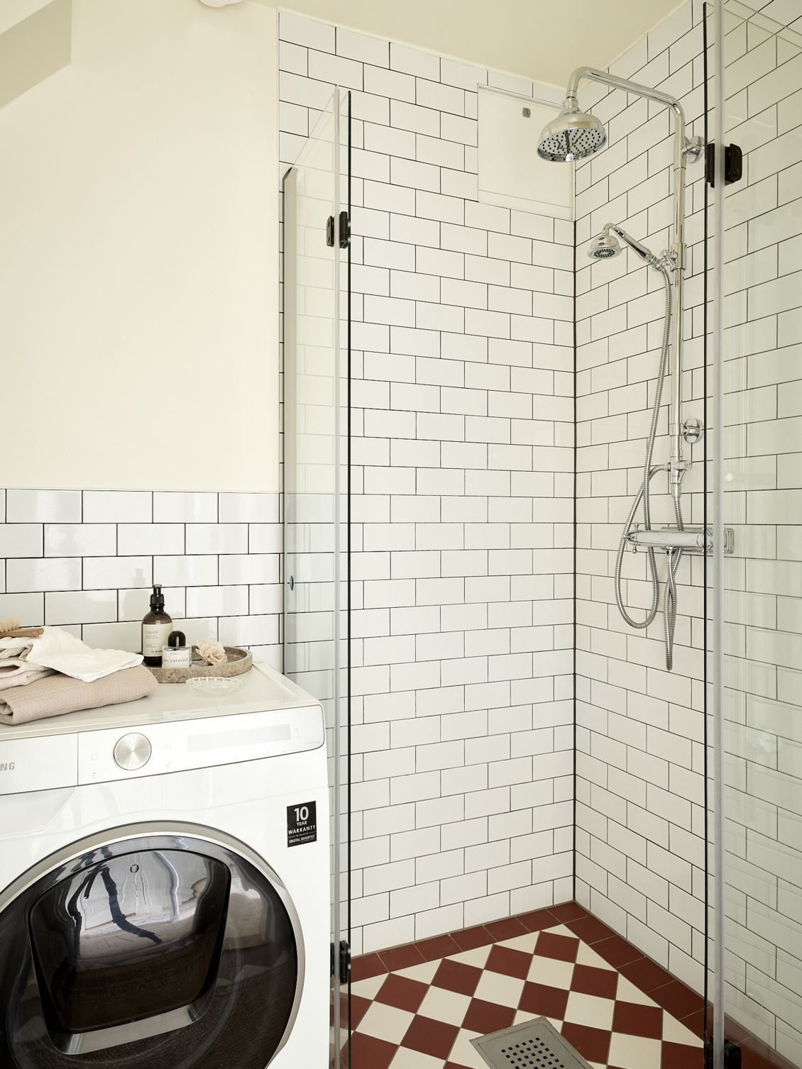 salle de bain avec douche et sol à damier salle de bain avec douche et sol à damier