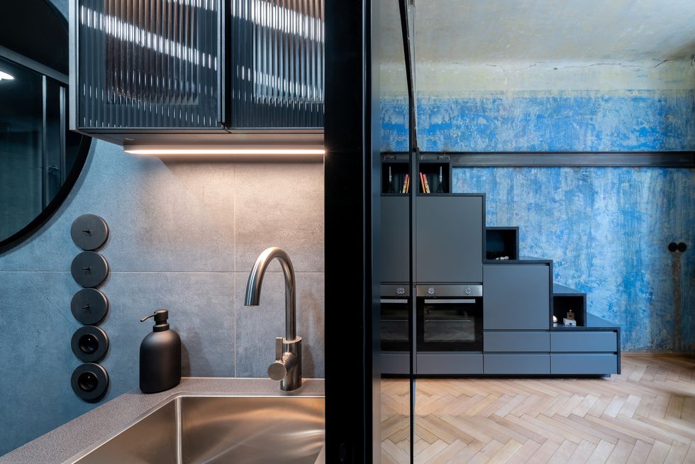 cuisine design noire sous escalier cuisine design noire sous escalier
