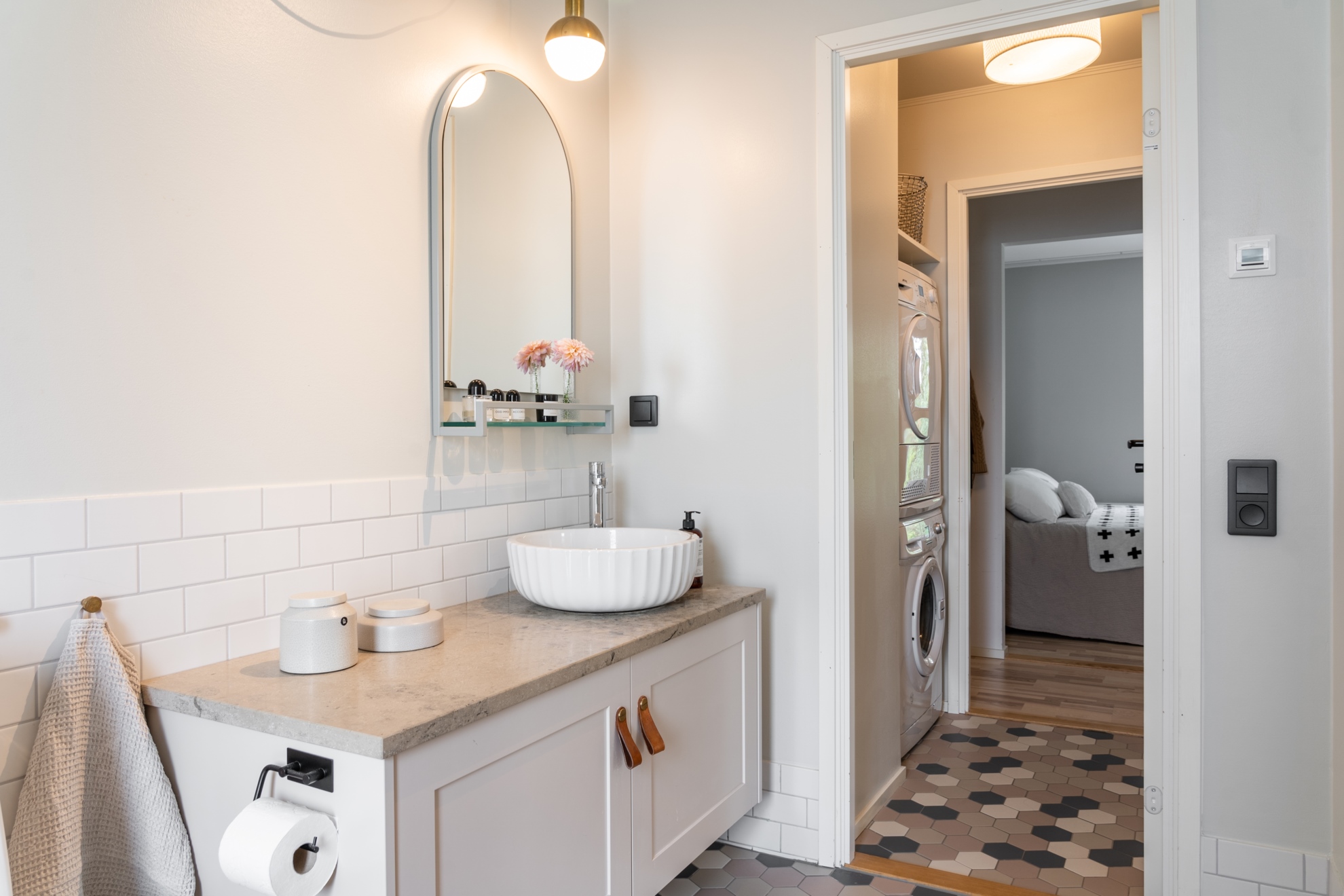 salle de bain avec tomettes décoration scandinave
