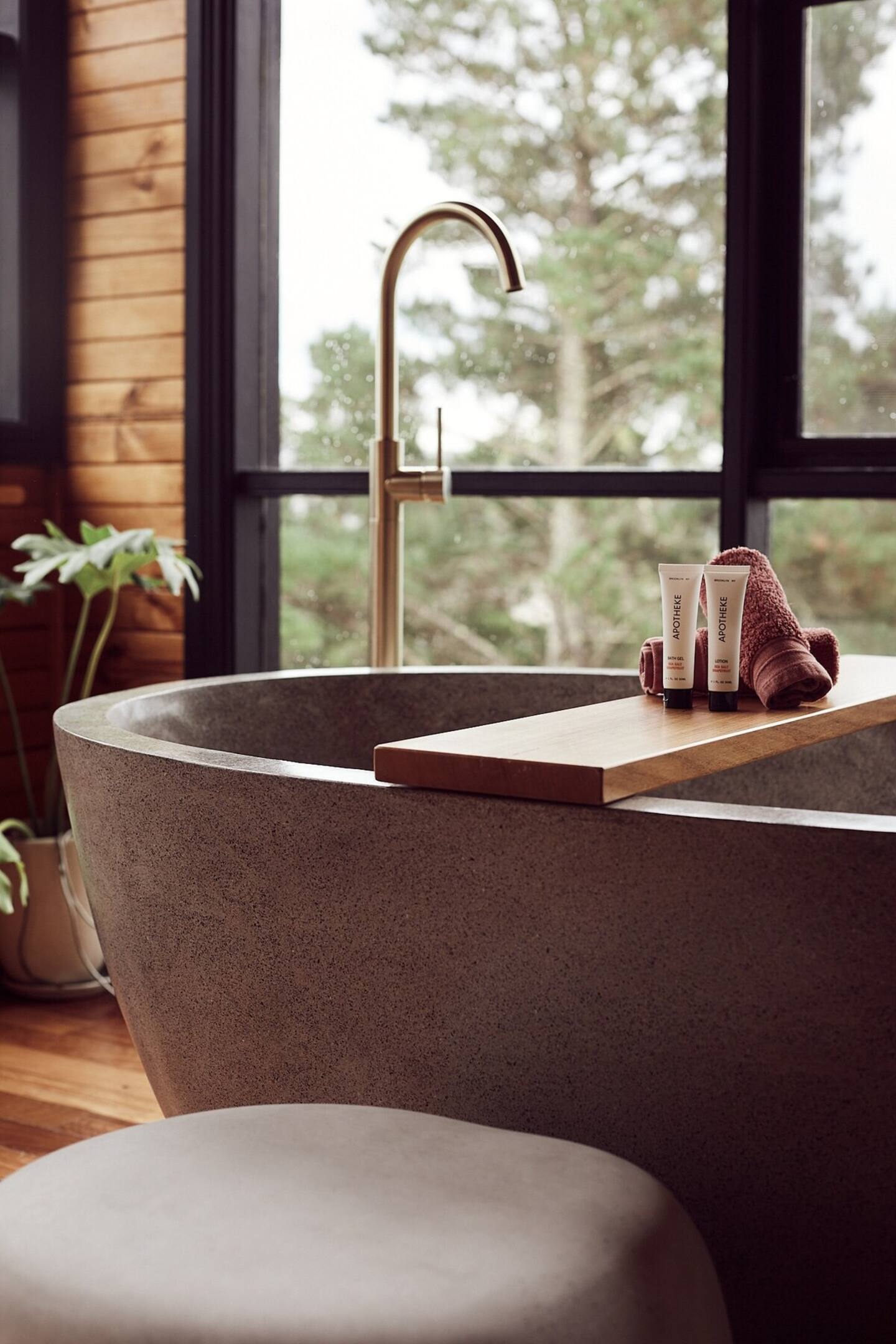 salle de bain avec baignoire îlot design grise