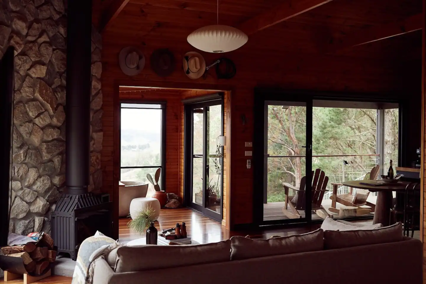 salon maison en bois et pierres