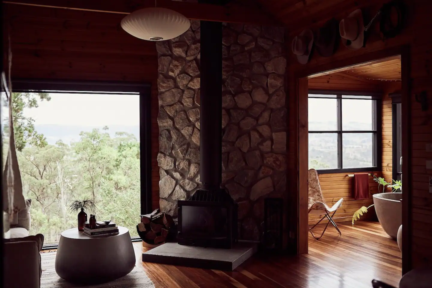 salon maison en bois et pierres