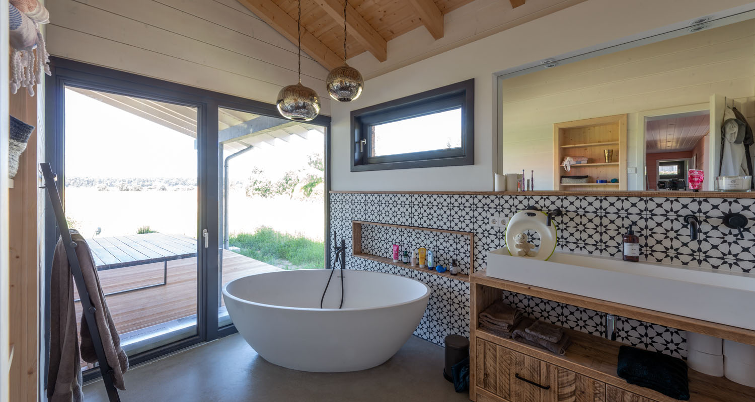 salle de bain design avec baignoire îlot