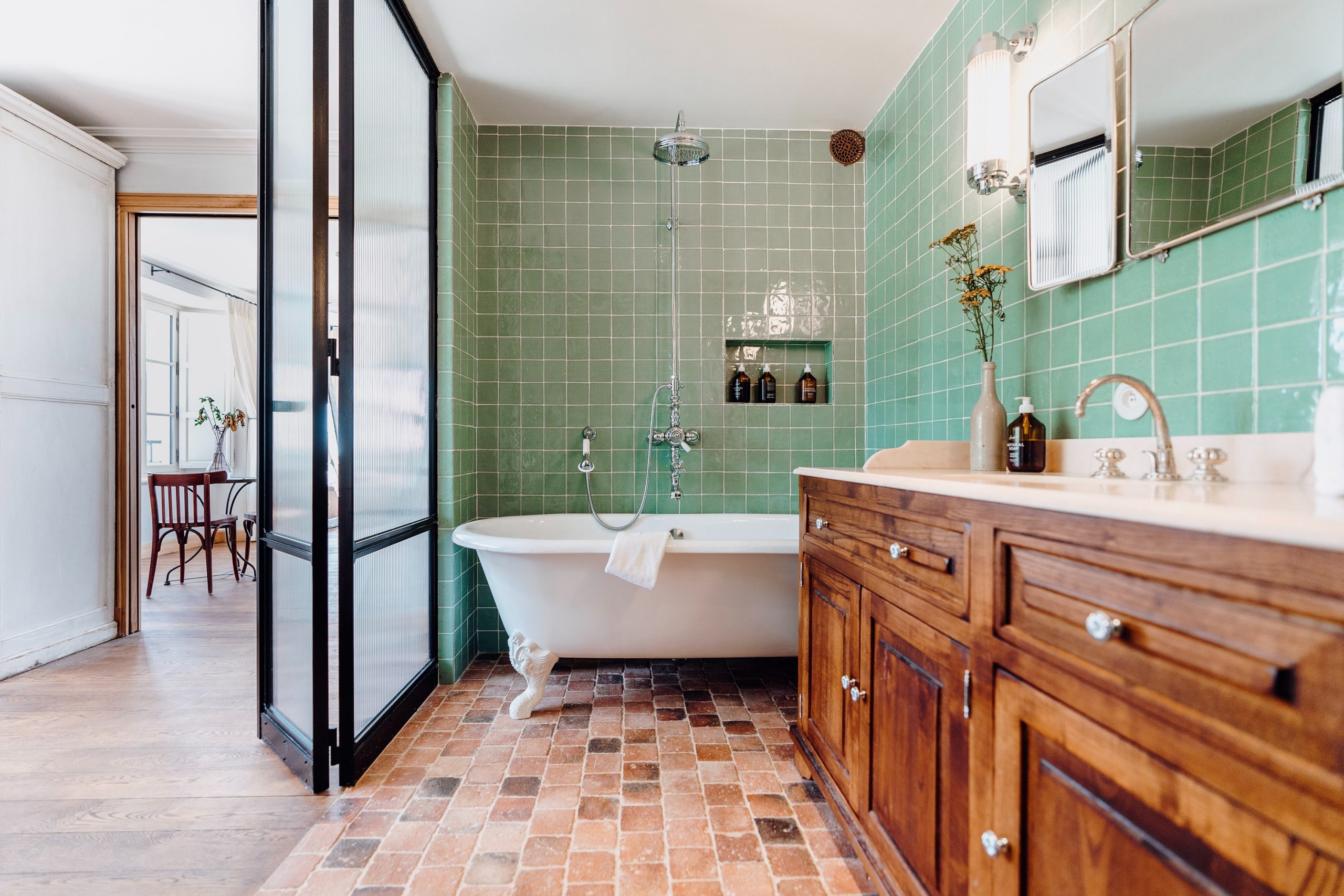 salle de bain avec verrière maison de campagne près de Paris salle de bain avec verrière maison de campagne près de Paris