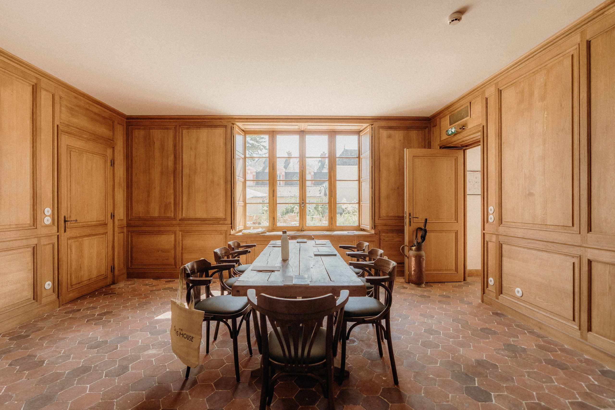 salle à manger avec boiseries maison de campagne près de Paris salle à manger avec boiseries maison de campagne près de Paris