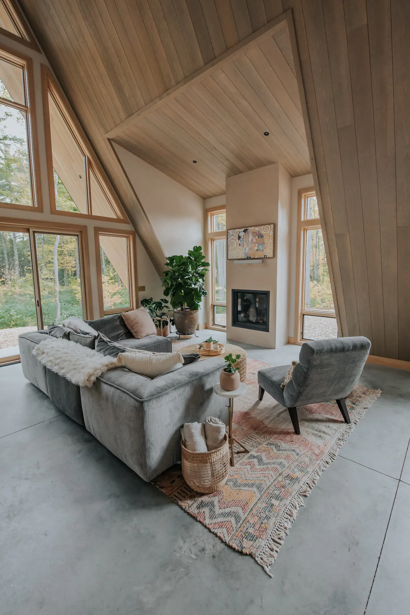 salon avec cheminée maison A-Frame écologique salon avec cheminée maison A-Frame écologique