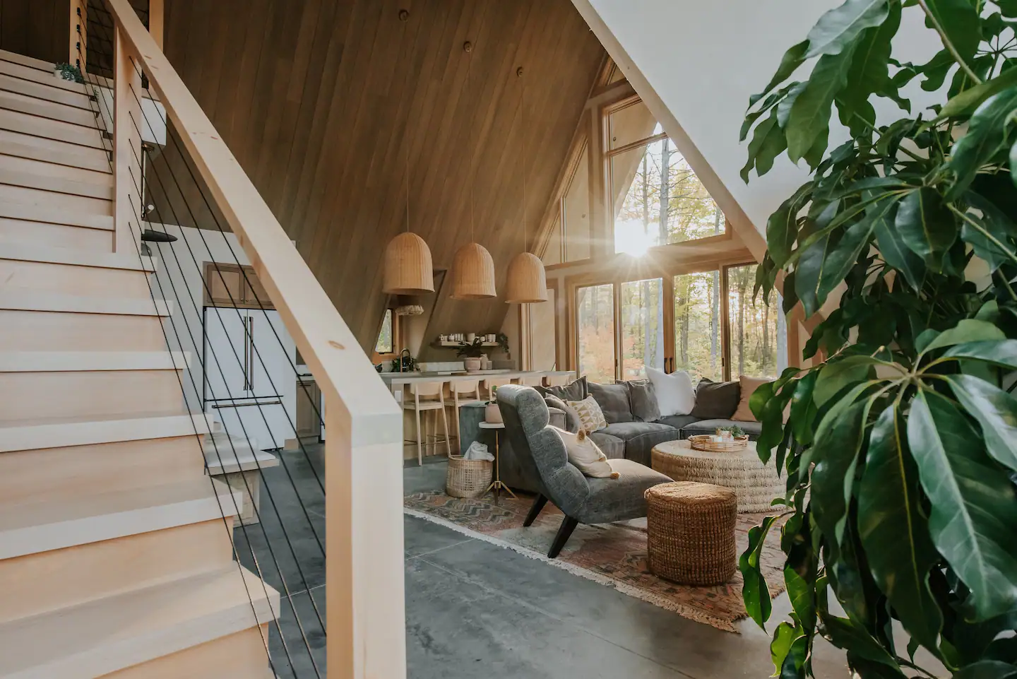 salon avec escalier maison A-Frame écologique salon avec escalier maison A-Frame écologique