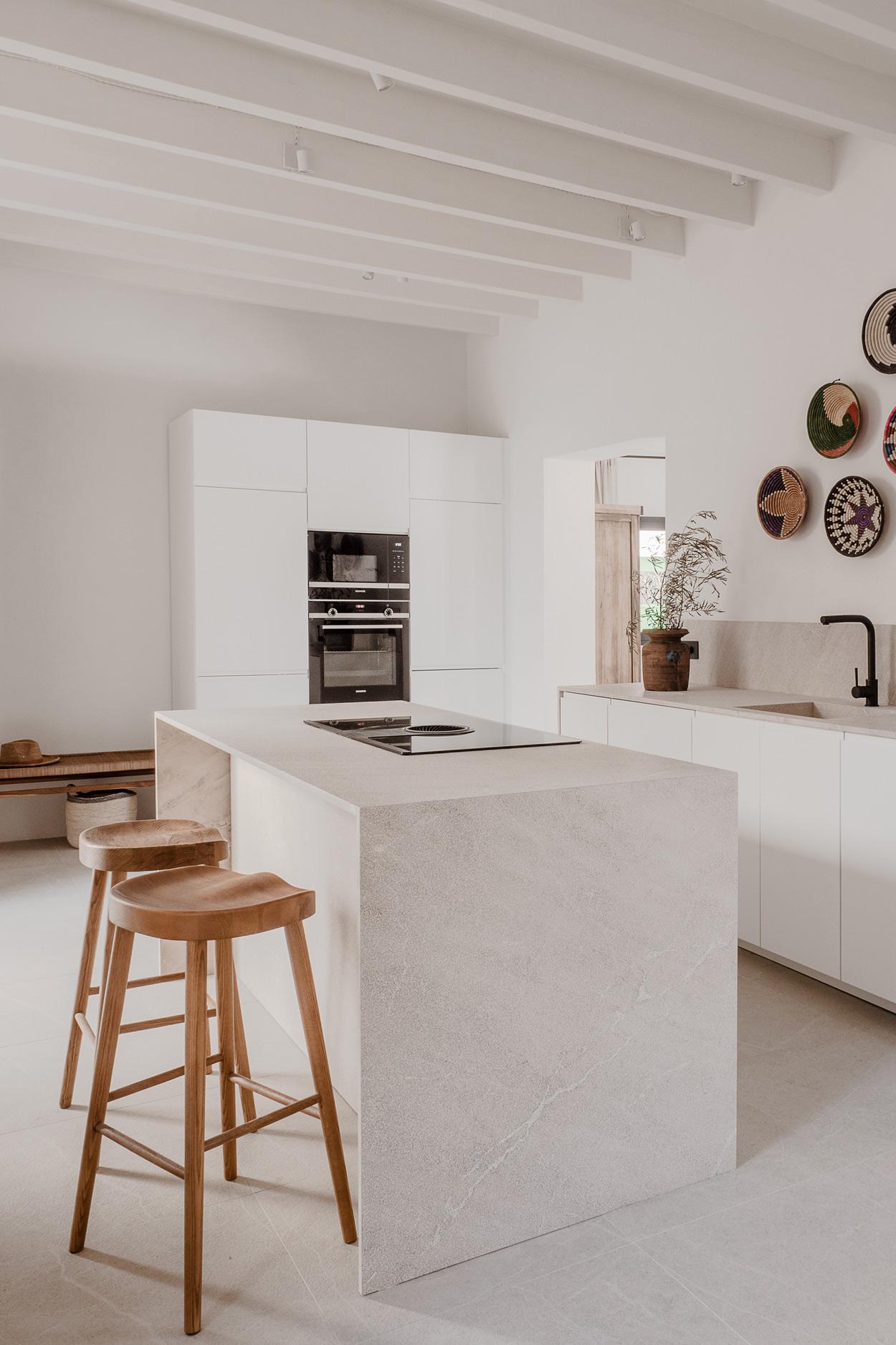 cuisine design blanche avec poutres blanches cuisine design blanche avec poutres blanches
