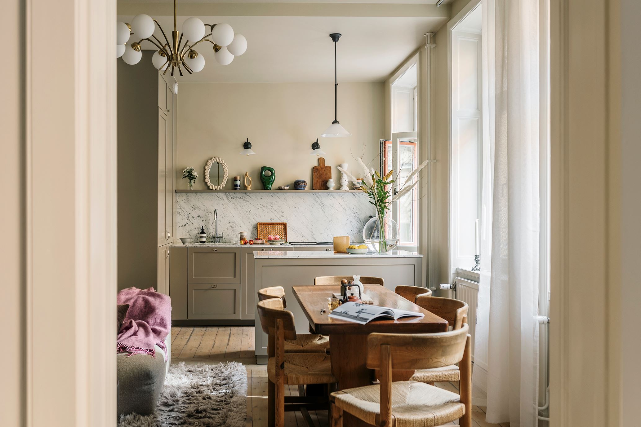 salle à manger avec cuisine ouverte décoration scandinave