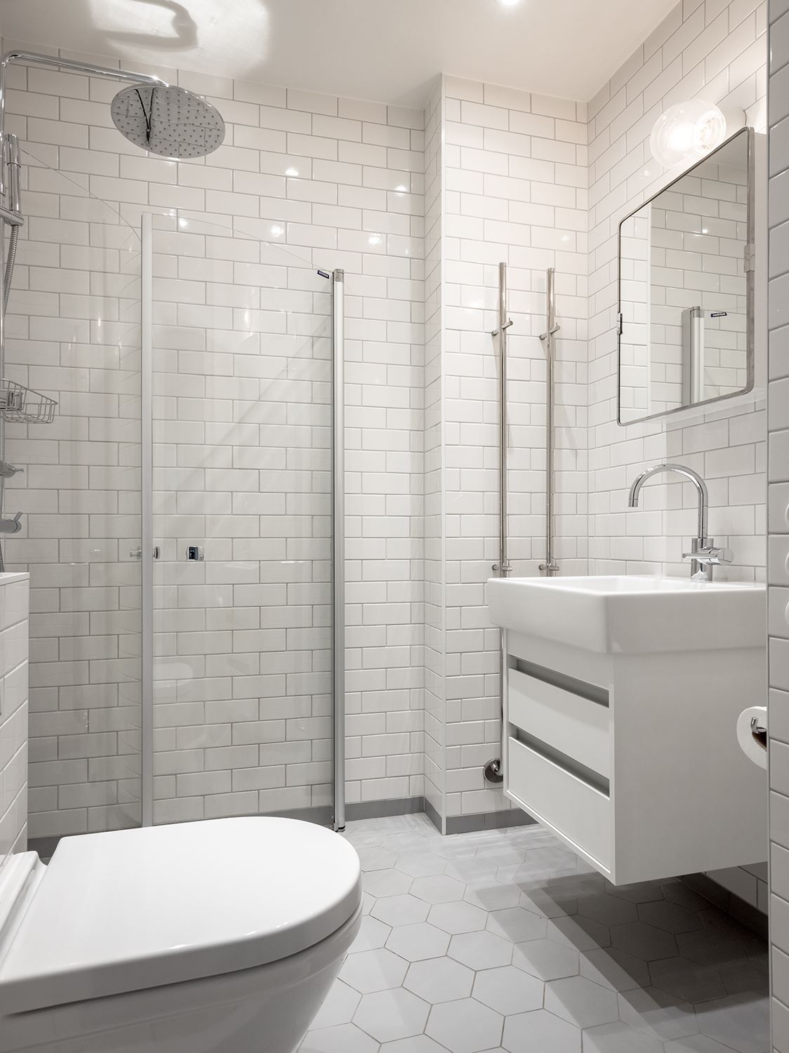 salle de bain intégralement blanche
