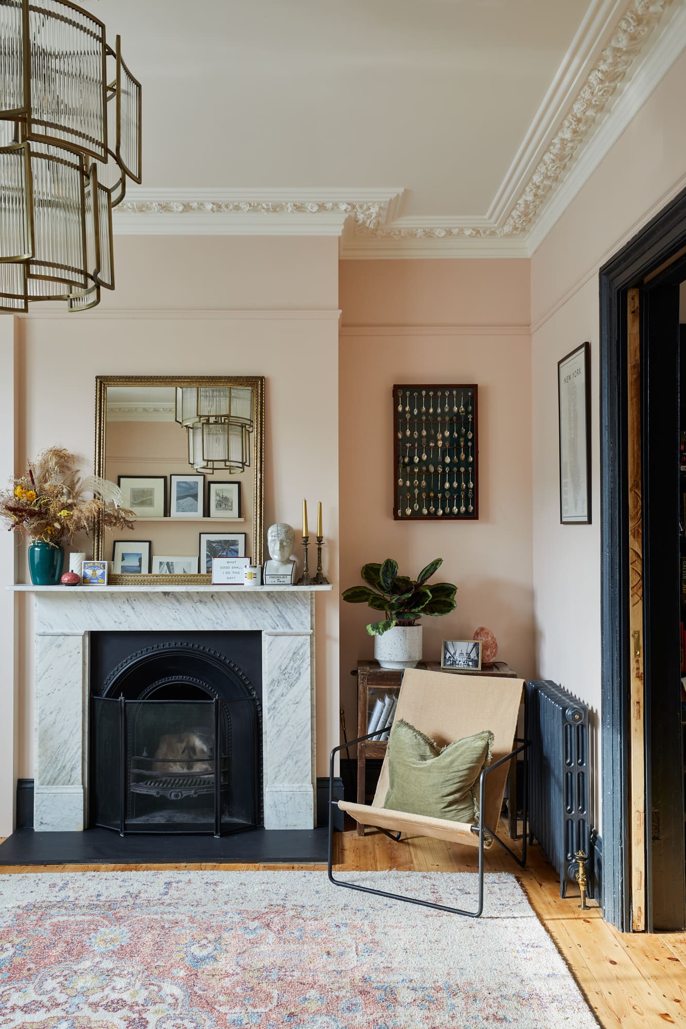 salon avec moulures maison anglaise