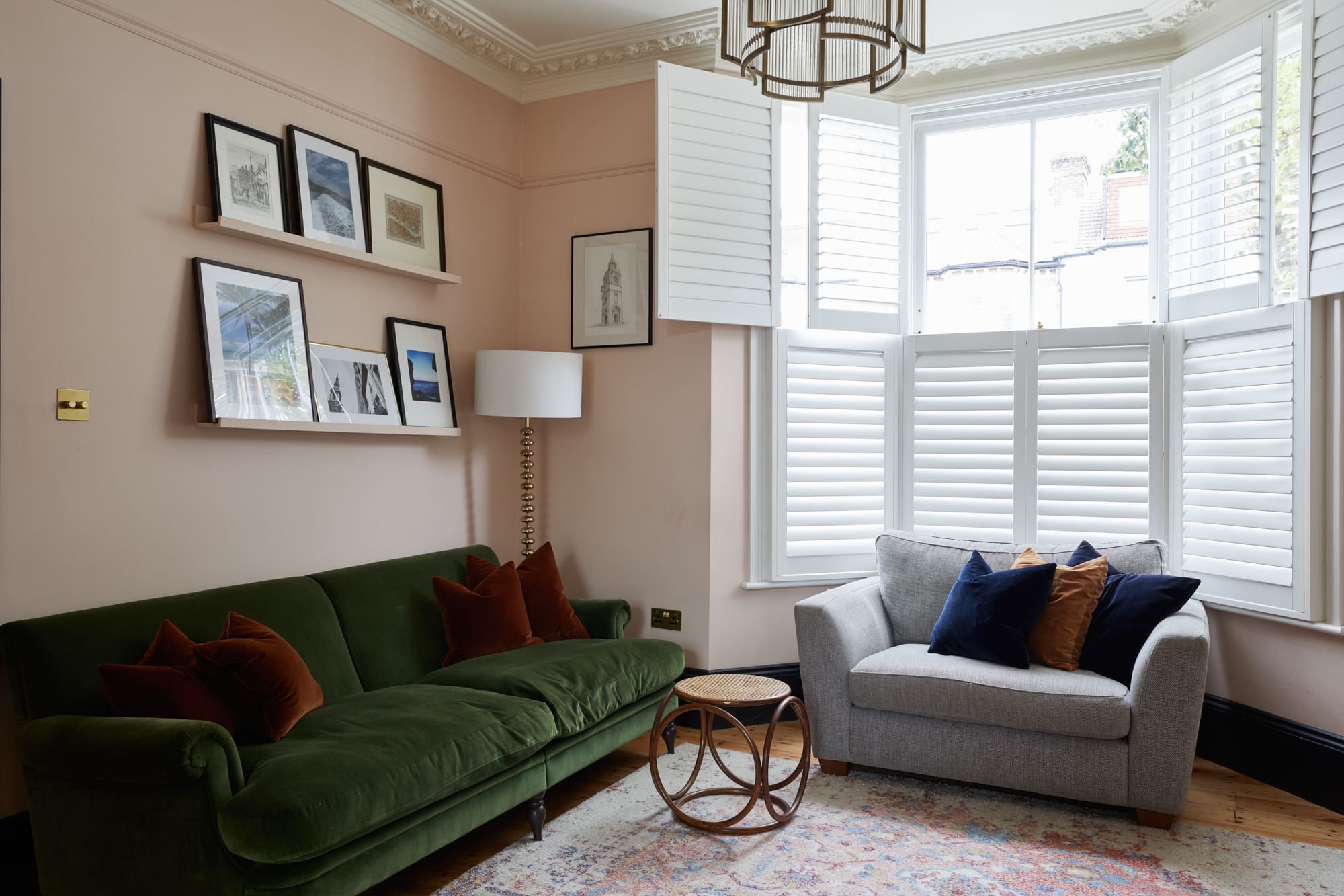 salon avec moulures maison anglaise