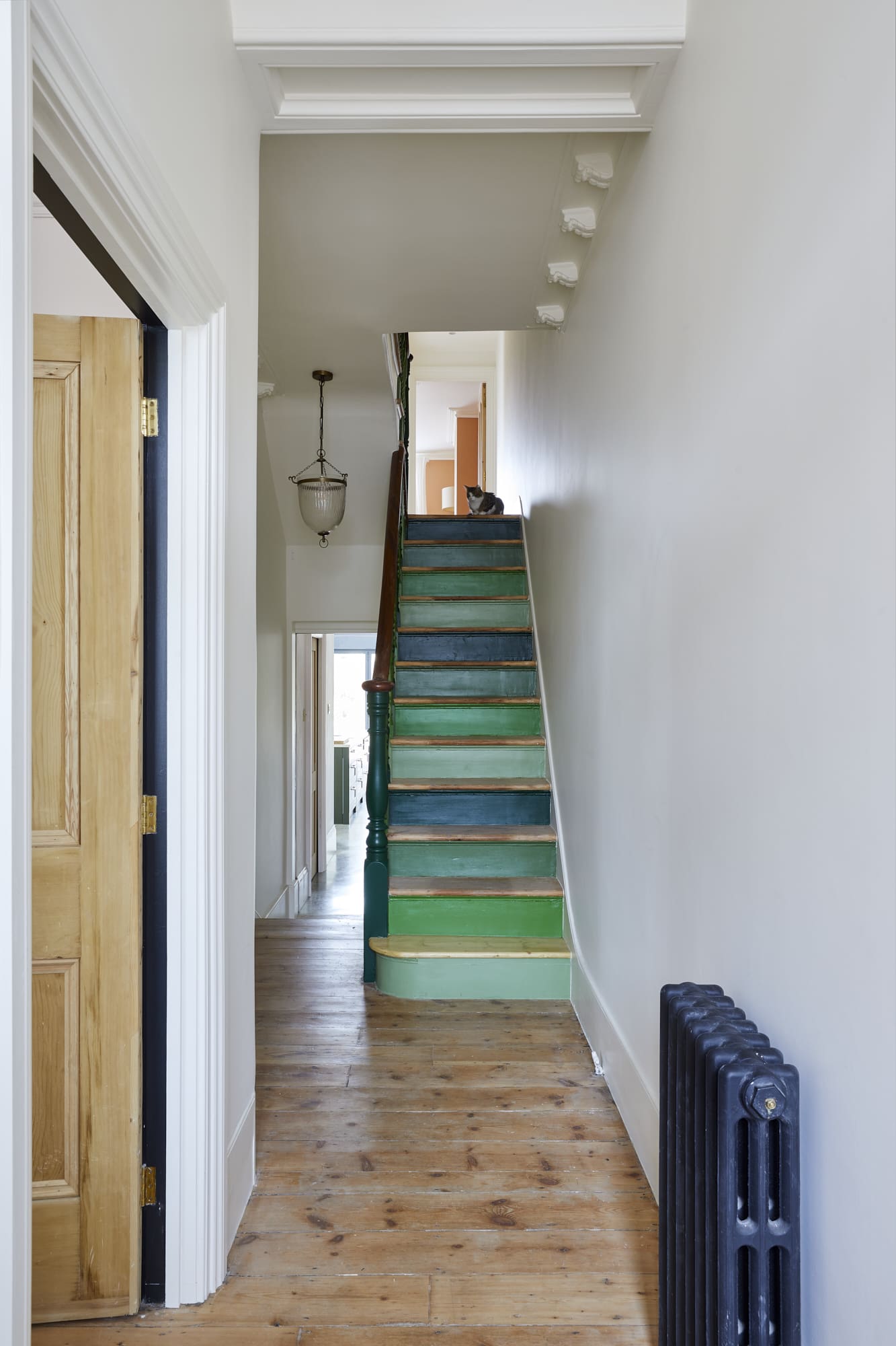 entrée avec moulures maison avec extension