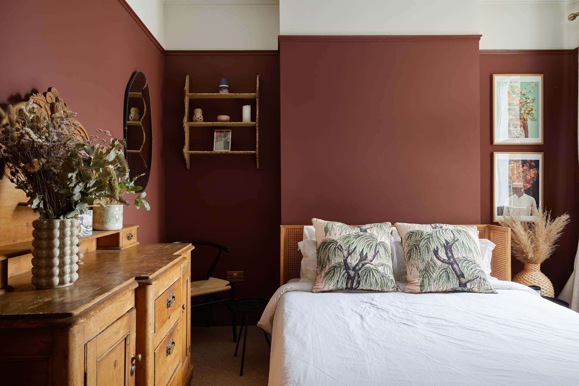 chambre murs bordeaux