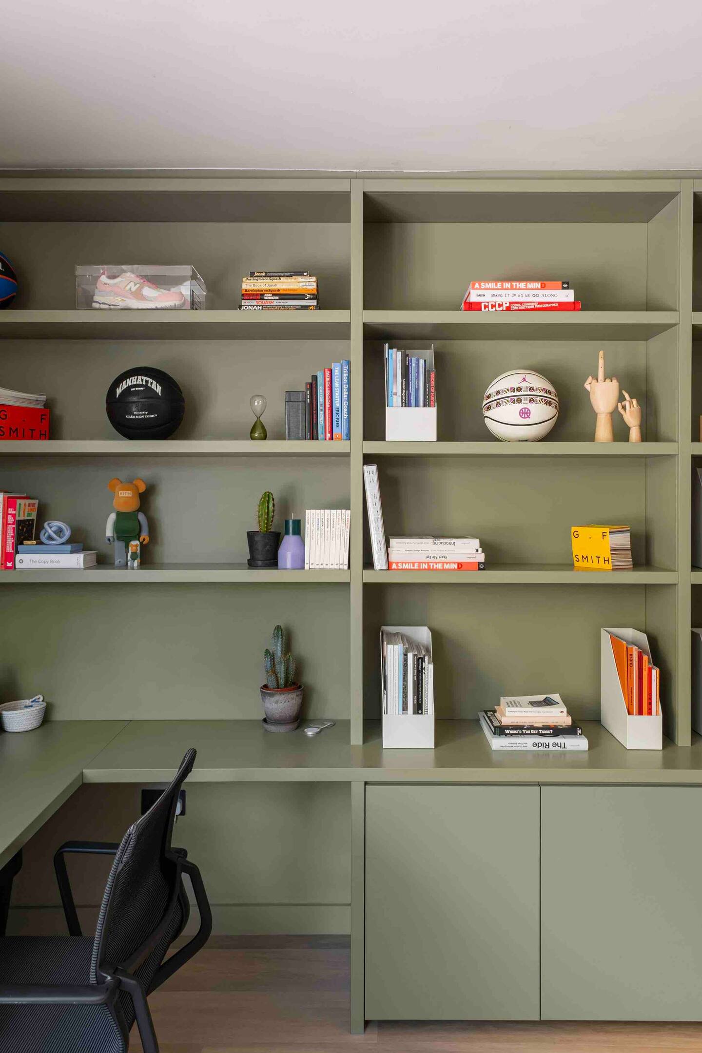 bureau avec bibliothèque couleur verte