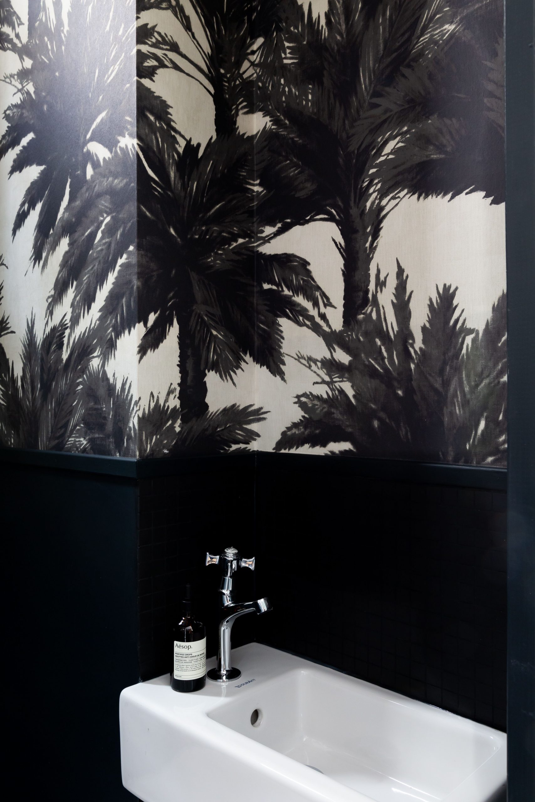 toilettes avec papier-peint toilettes avec papier-peint