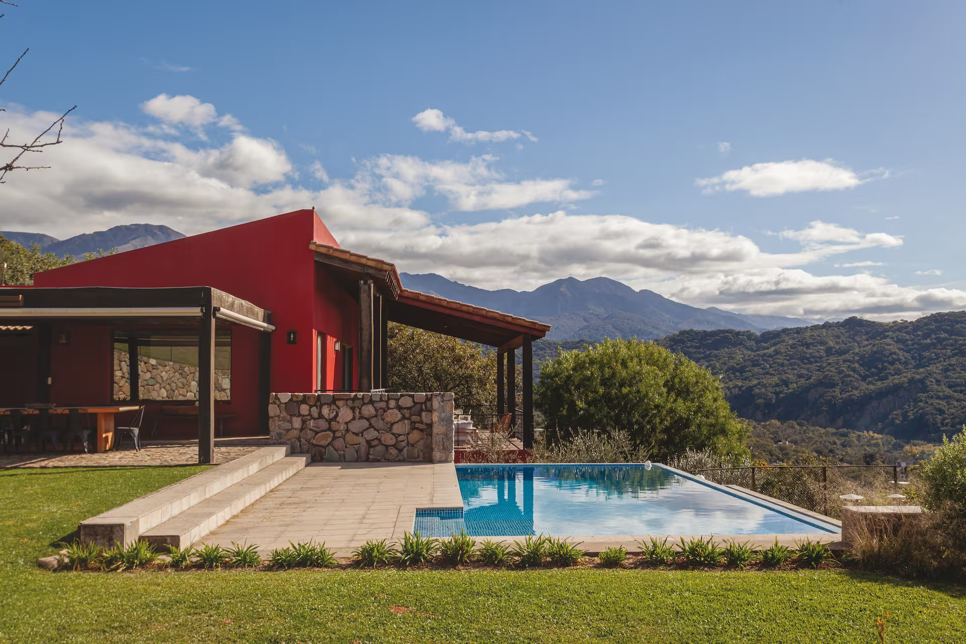 maison rouge en haut d maison rouge en haut d'une colline