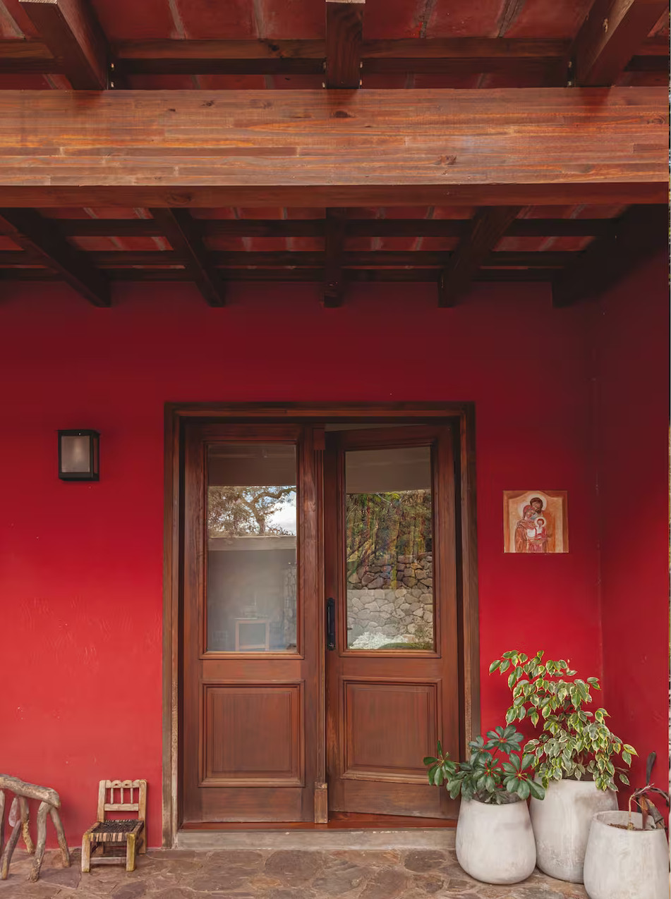 entrée maison rouge en haut d entrée maison rouge en haut d'une colline