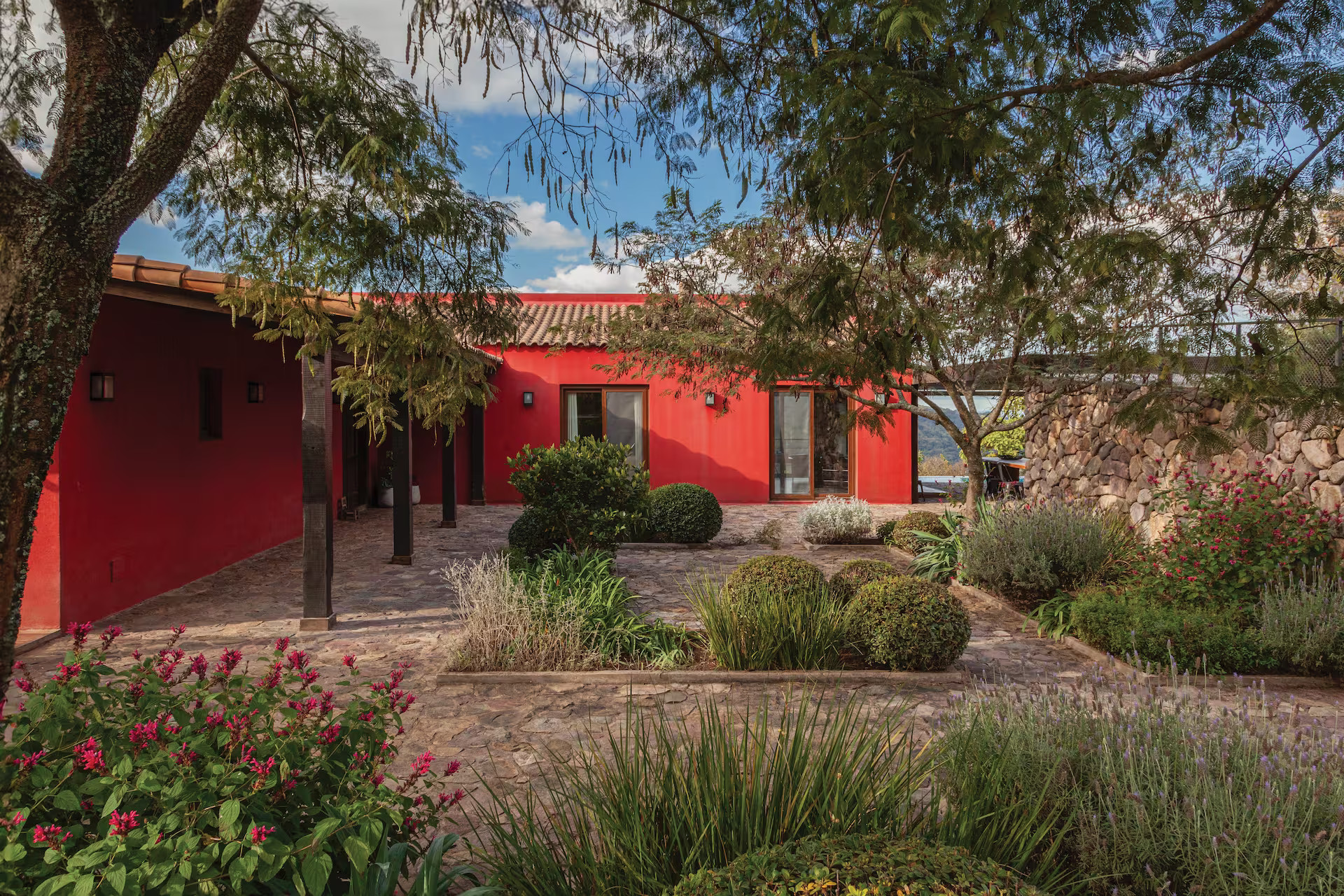 maison rouge en haut d maison rouge en haut d'une colline