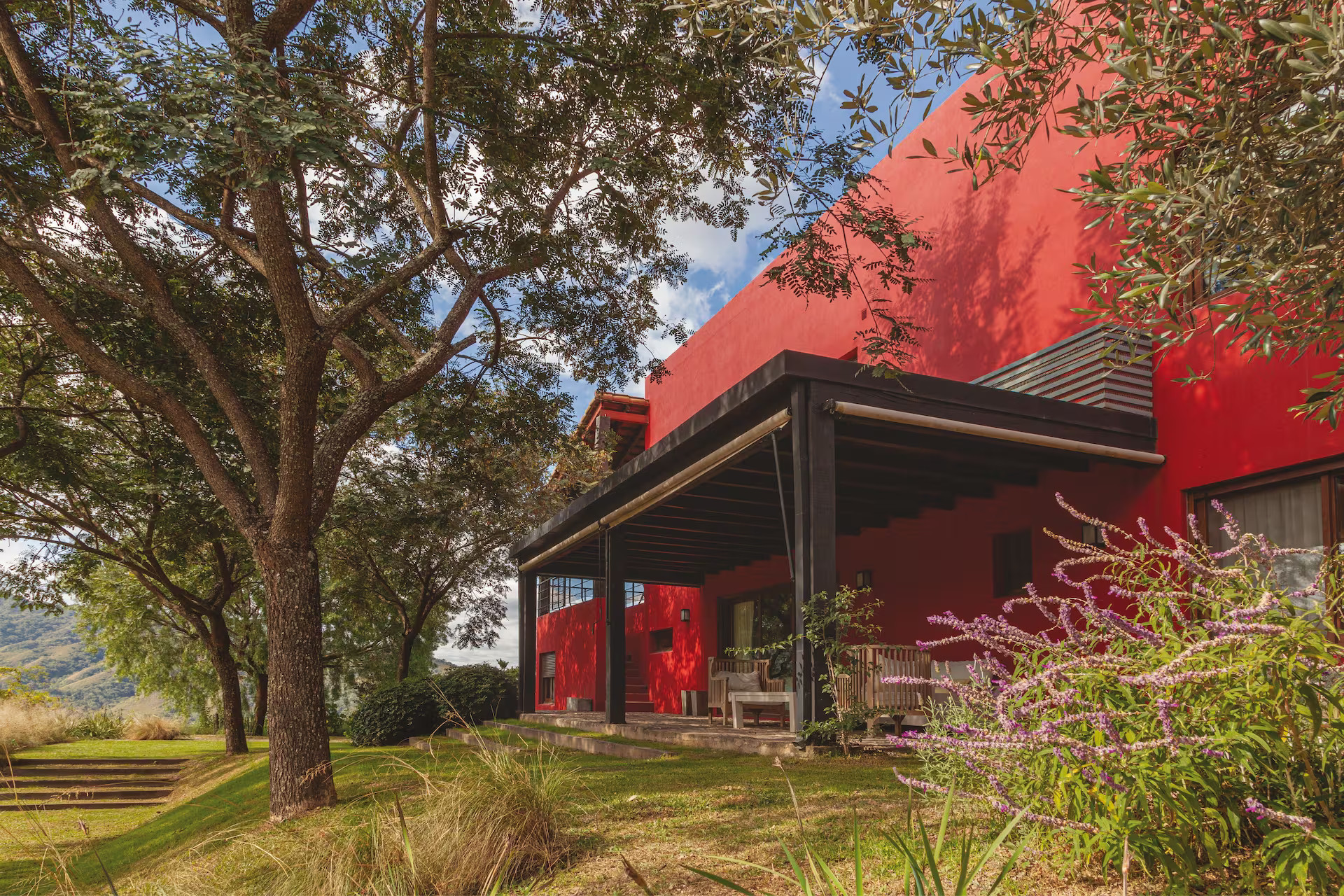 maison rouge en haut d maison rouge en haut d'une colline