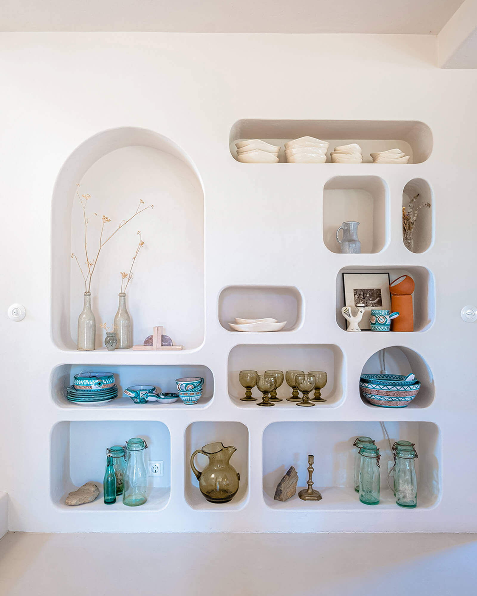 étagère maçonnée avec poteries et verre étagère maçonnée avec poteries et verre