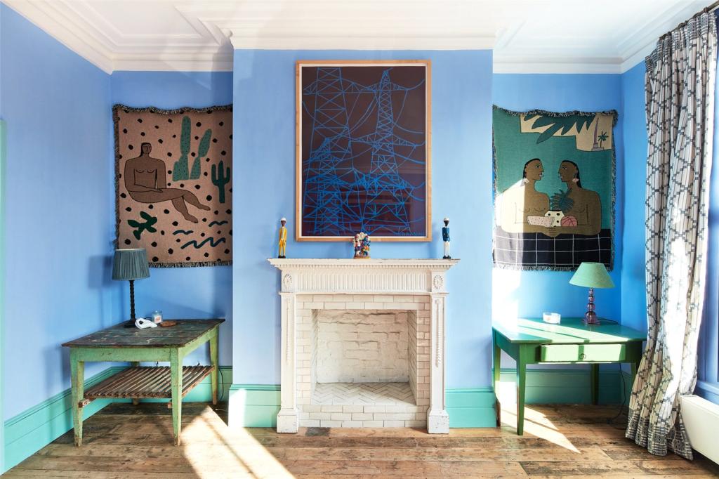 chambre avec cheminée et mur bleu