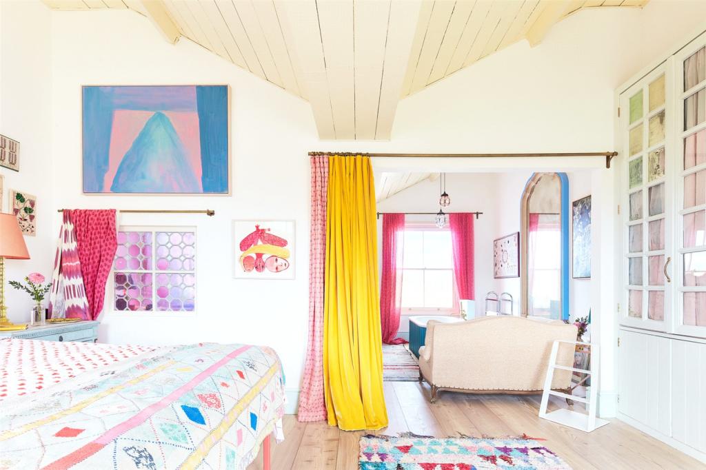 chambre avec rideau porte