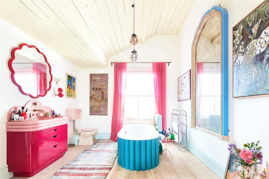 salle de bain en couleurs atypiques