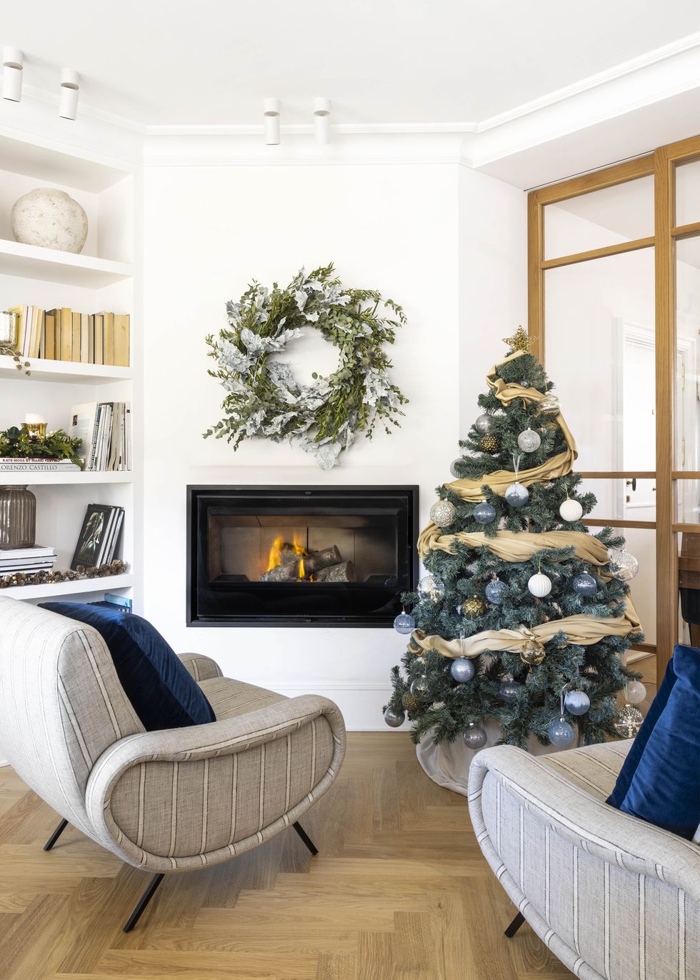 salon avec cheminée et décoration Noël bleue salon avec cheminée et décoration Noël bleue