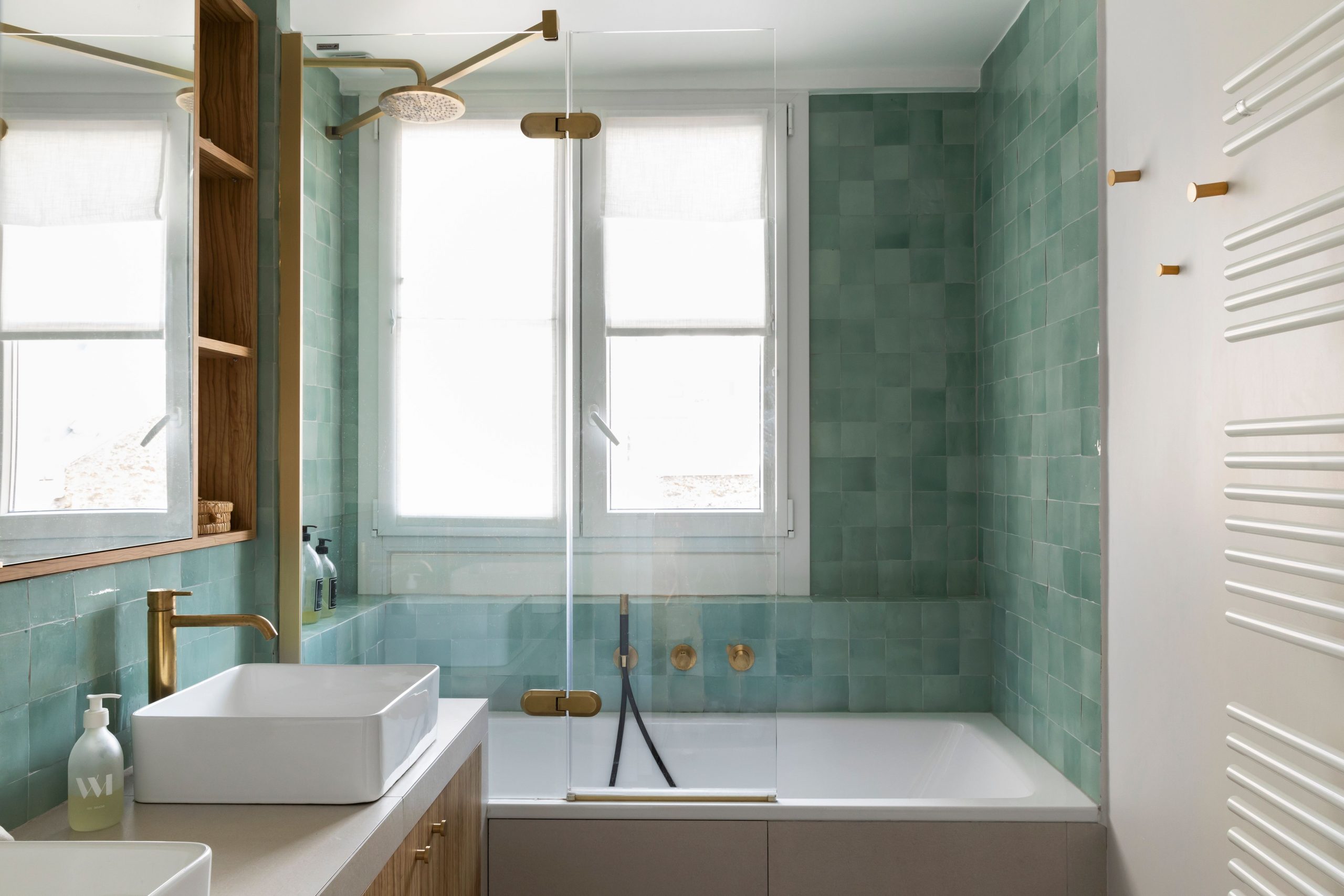 salle de bain verte et bois